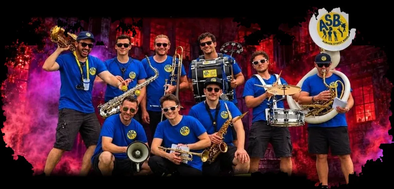 Os nove músicos da AlmaDa Street Band, de camisola azul, posam juntos sobre uns degraus diante de uma fábrica em ruínas iluminada de vermelho, entre fumo roxo, com saxofones, trompetes, trombone, bombo, caixa e um sousafone com o logótipo ASB. Recorte do cartaz oficial.