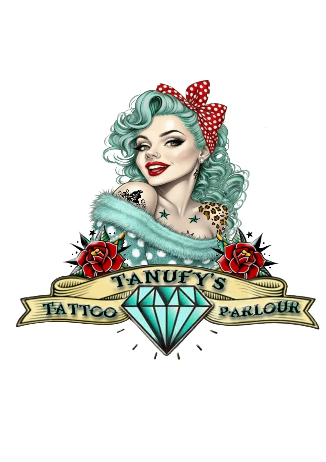 O logótipo da Tanufy’s Tattoo Parlour sobre fundo branco: uma pin-up de cabelo verde-água e laço vermelho de bolinhas, com tatuagens nos ombros, rosas e um banner com um diamante.